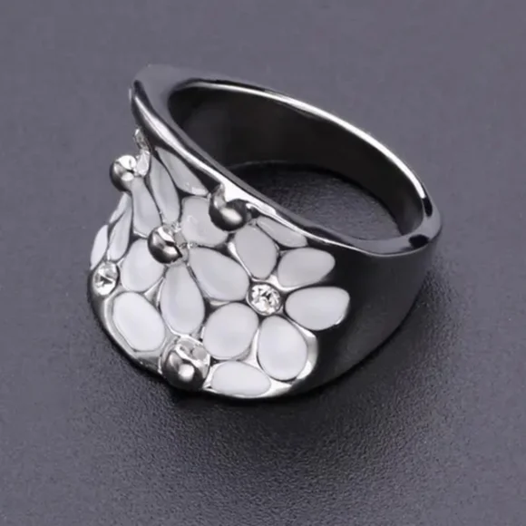 Gorgeous must have fashion Jewelry. Silver white petal ring. Stunning. NEW NWT - Picture 1 of 7
